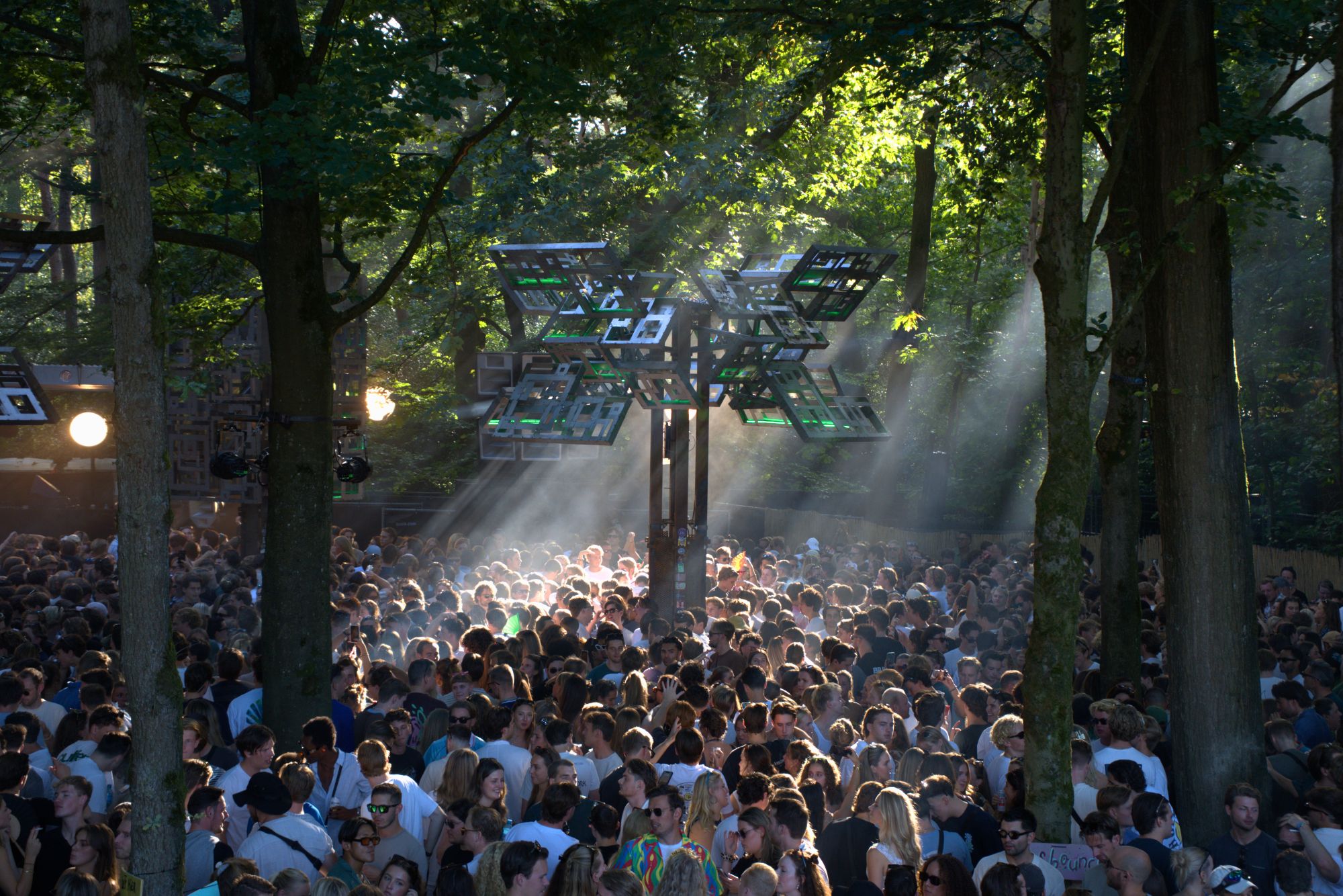 Xplode by Dr. Strebel @ Beukenbos, Into the Woods Festival 2025 Foto: Marylka Børreson / Circusøgraphy